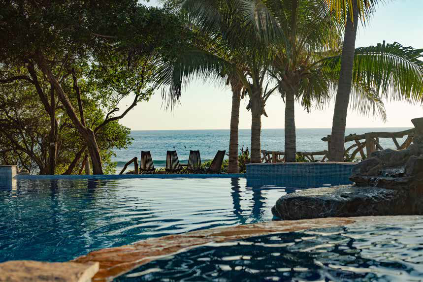 Piscina con vista al mar
